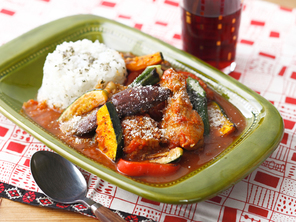 ビタミンカラーの旬食材をトッピング!夏野菜カレー